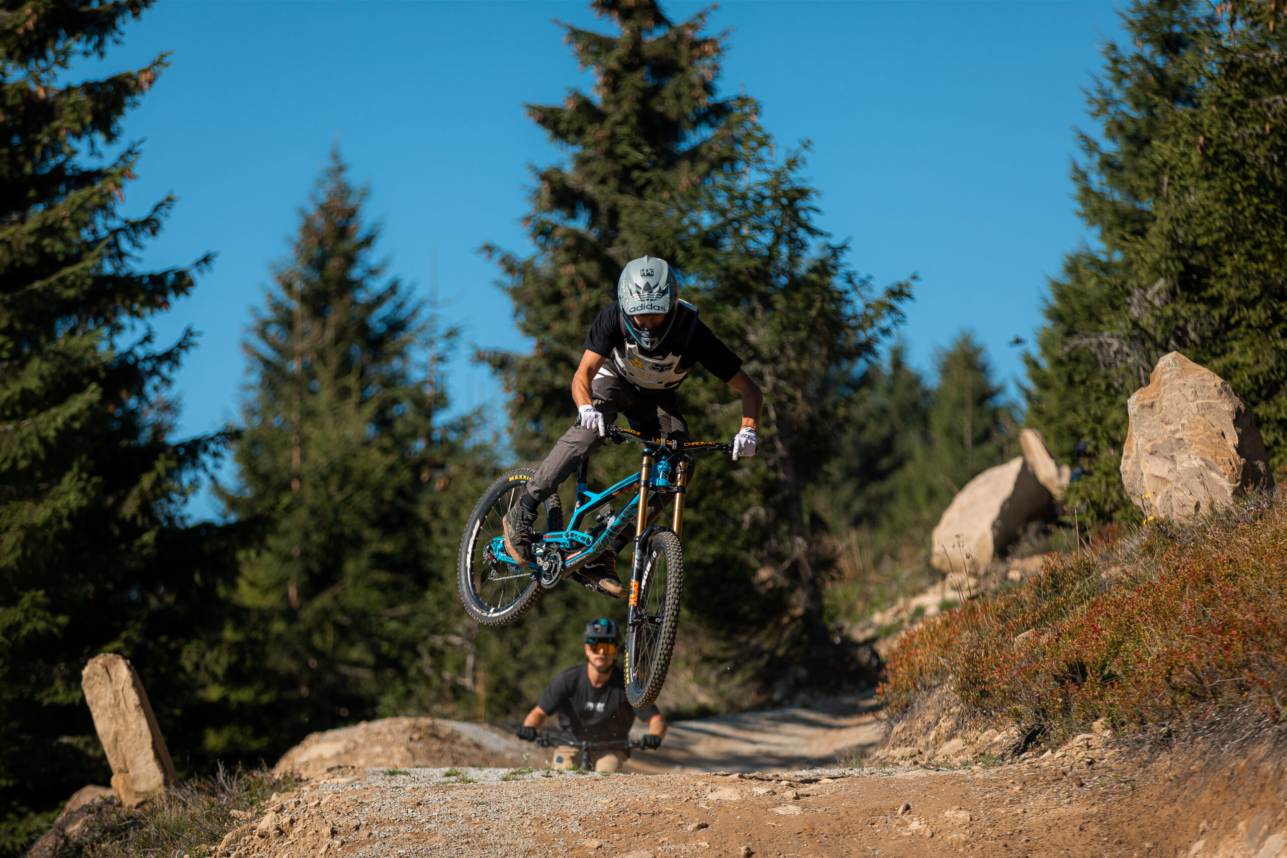 Lanovky + BIKE PARK toto leto🚲
Už toto leto si užiješ výhľady na vrchole Kubínskej hole vďaka vstupom na lanovky a aj jazdám v BIKE PARKU. Tam ťa čakajú 4 zjazdové trate s dĺžkou 12,9 km! Alebo radšej cyklotúry? Je to na tebe.
