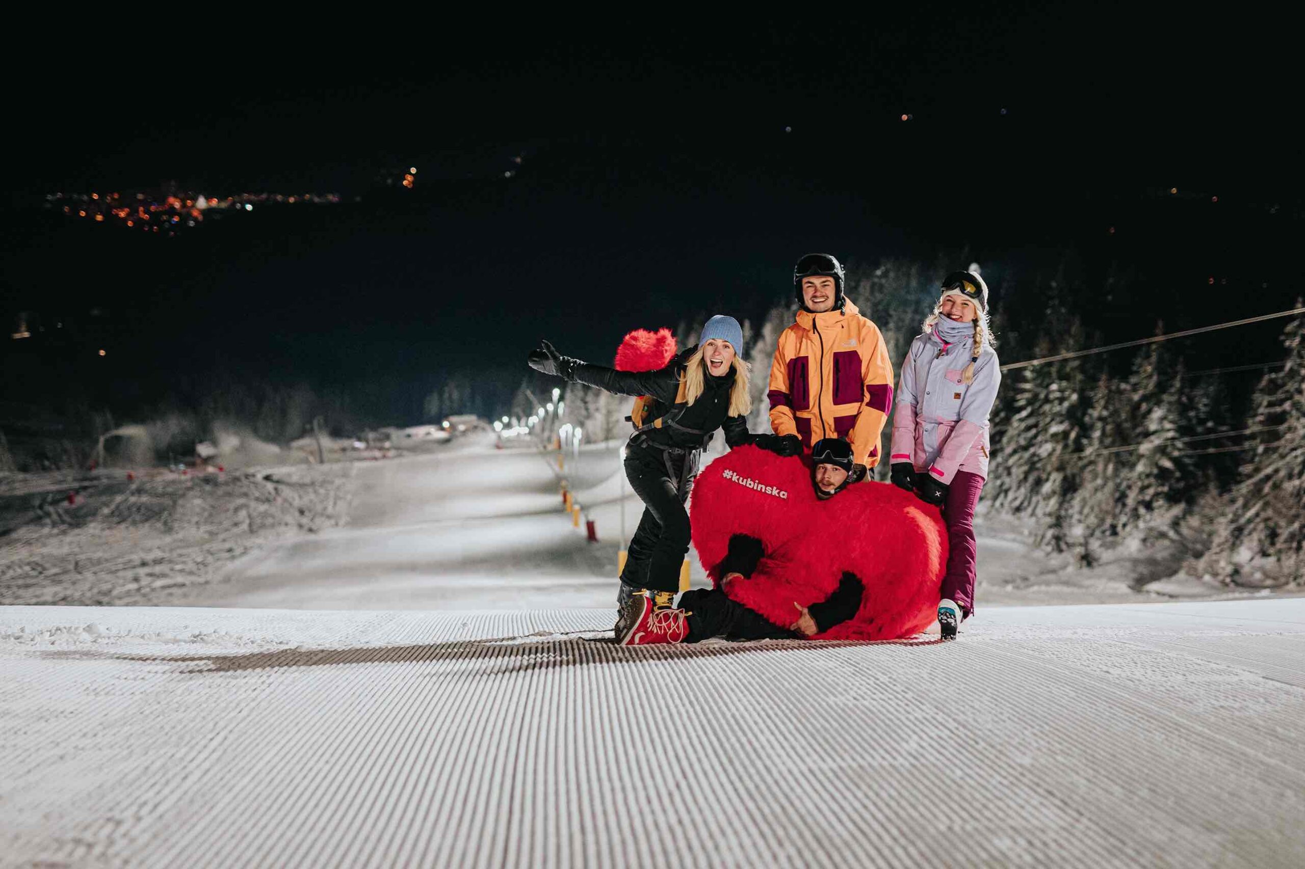 VEČERNÉ LYŽOVANIE 🌛
Nestíhaš lyžovačku cez deň? Nevadí, pretože s KubínskaPASS máš neobmedzené večerko. Môžeš tak lyžovať aj po práci, a to na najdlhšej osvetlenej zjazdovke na Orave.
