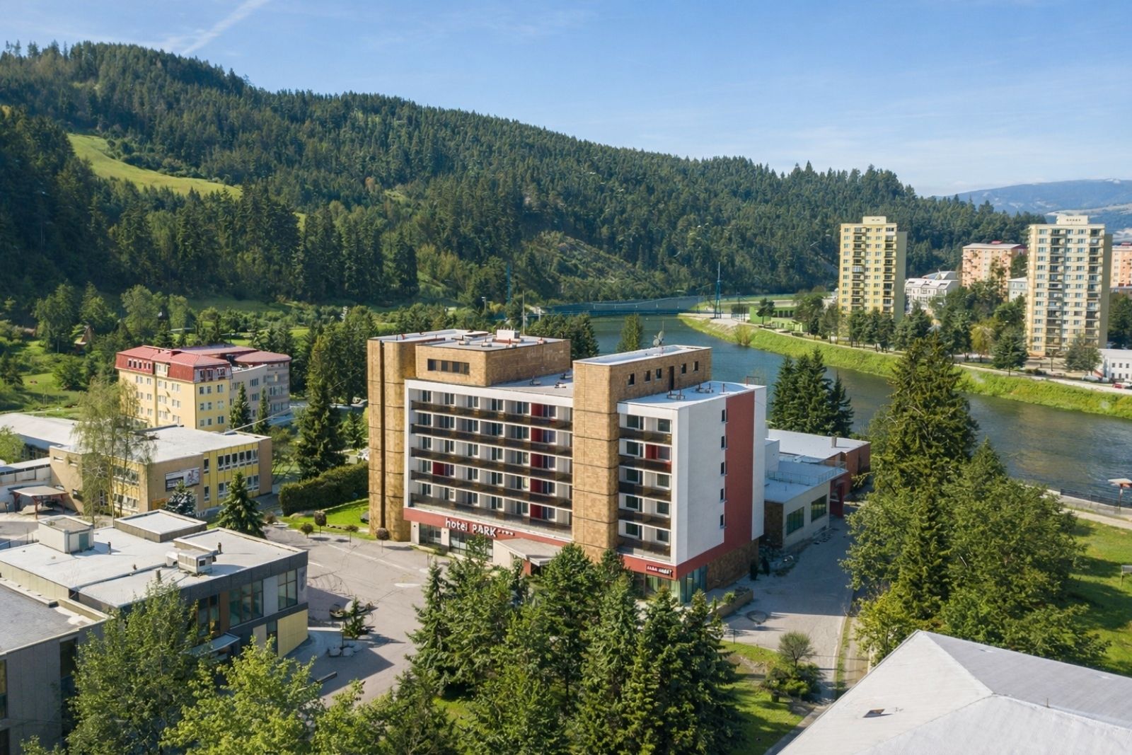 MESTSKÝ HOTEL 15 MINÚT AUTOM OD KUBÍNSKEJ
